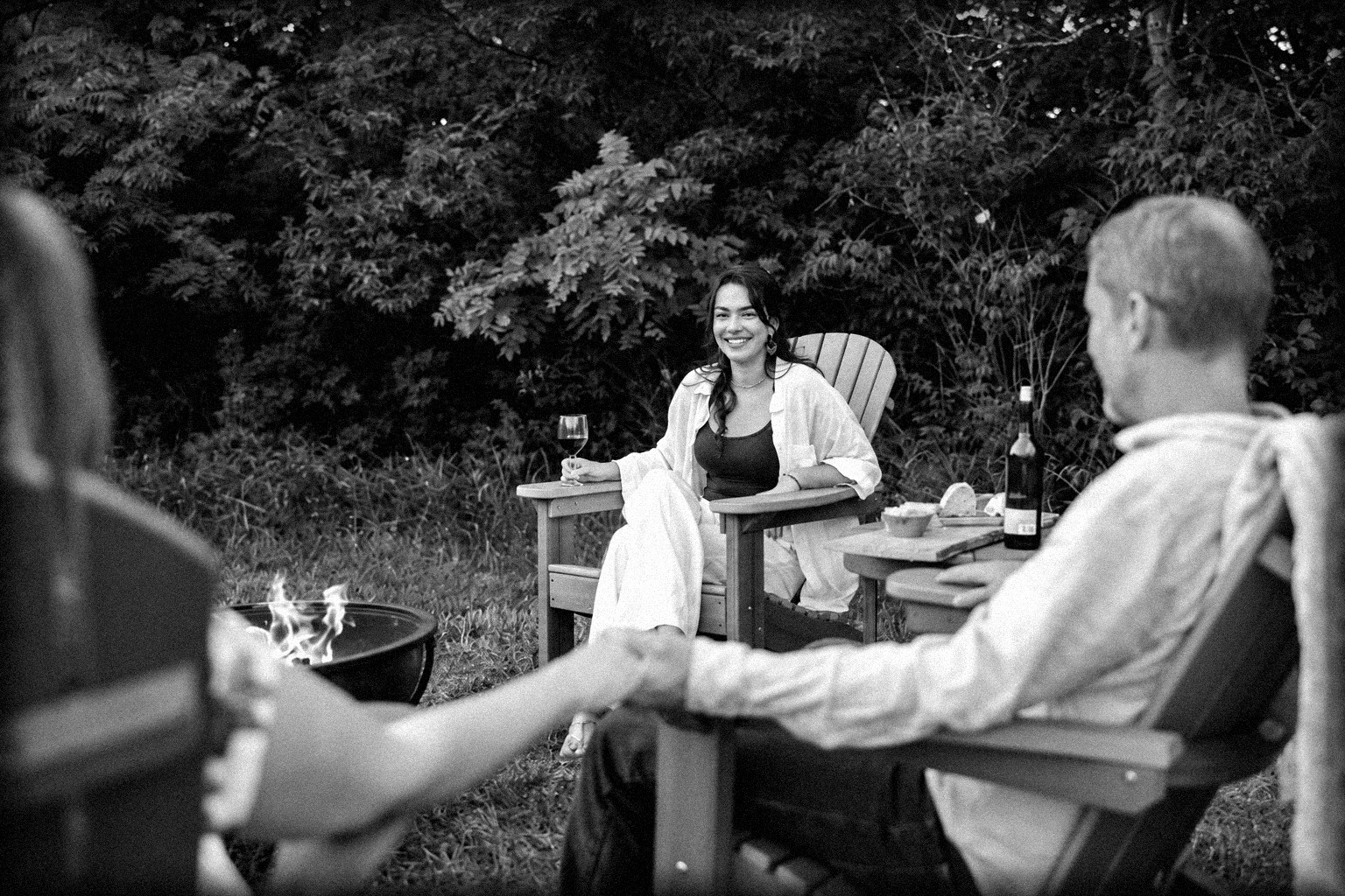 Amigos brindando al aire libre junto al fuego